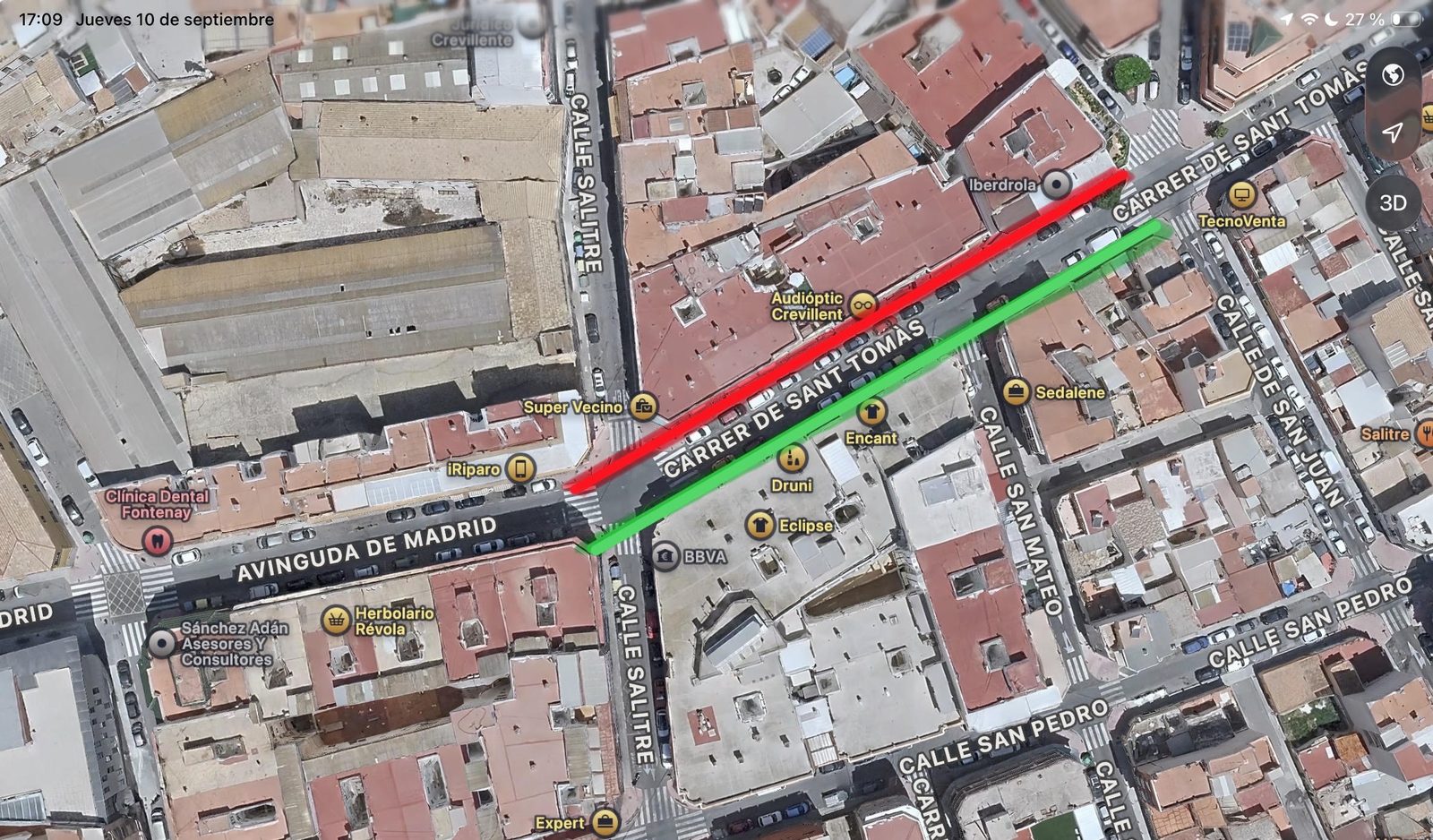 Plano a&eacute;reo del Carrer de Sant Tom&aacute;s con las dos aceras de sillas marcadas